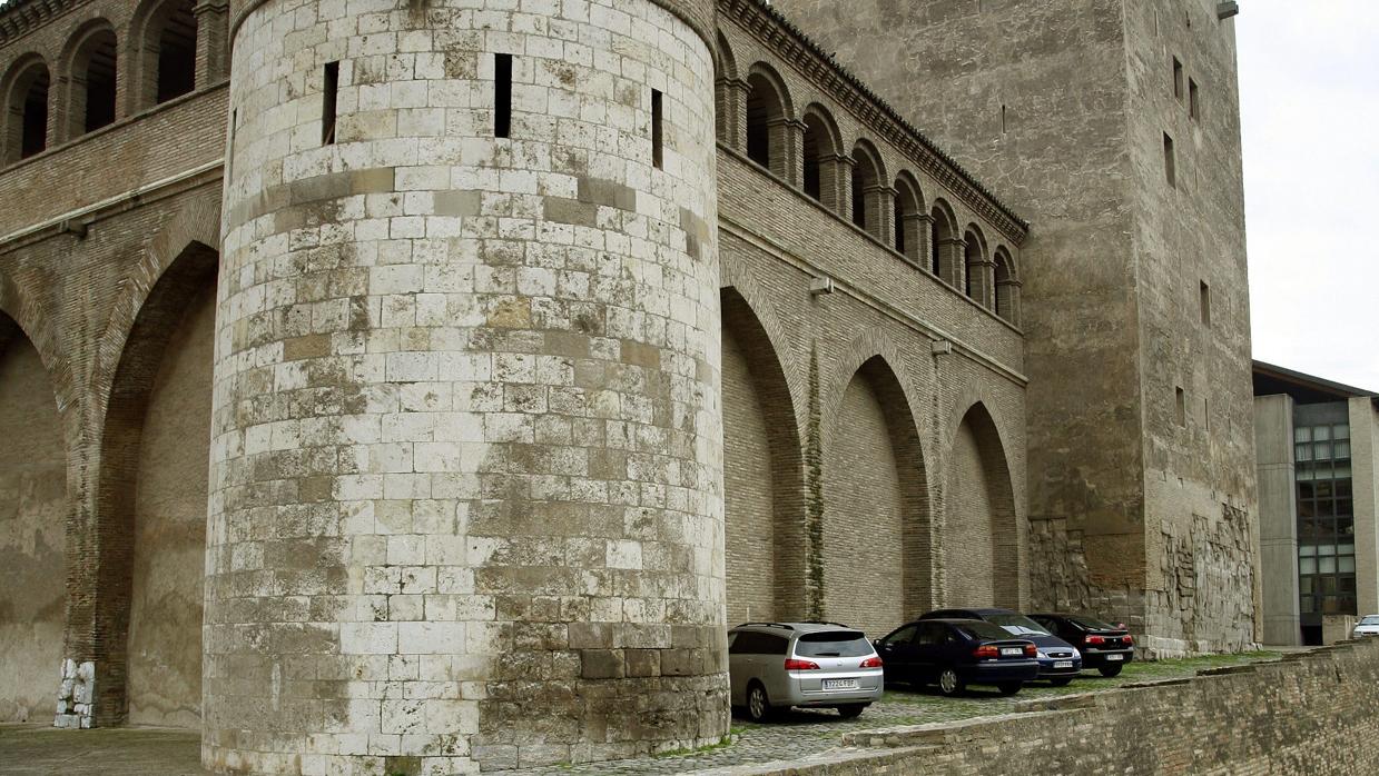 Junto a los muros del histórico Palacio de la Aljafería hay espacio reservado para que aparquen diputados y funcionarios