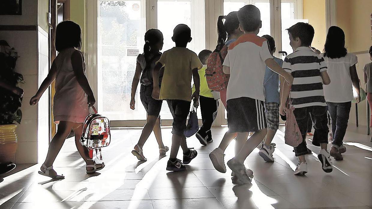 Un grupo de escolares entrando en su colesgio