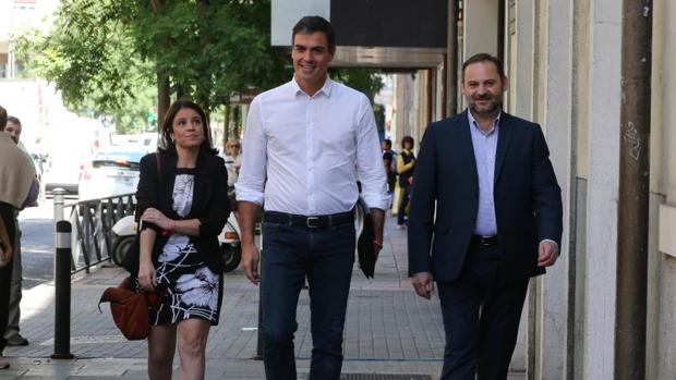 Sánchez nombra su núcleo duro e inicia la integración con Patxi López y Vara