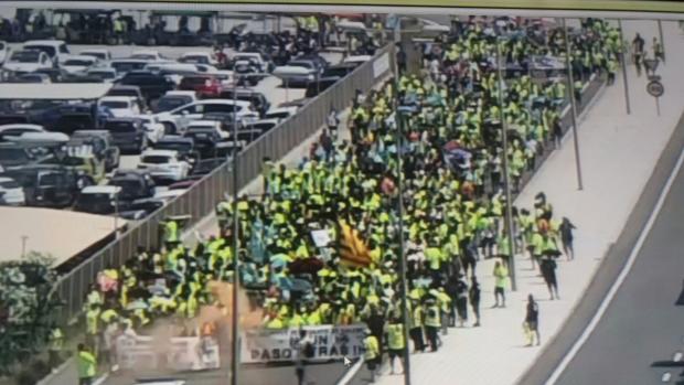 Imagen de la marcha de los estibadores del puerto de Valencia realizada este jueves