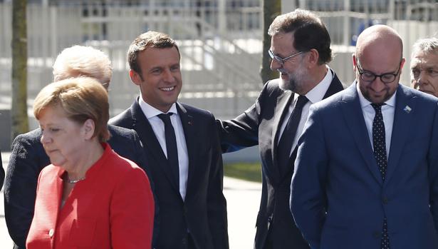 Rajoy y Macron sa saludaron por primera vez tras las elecciones francesas en la cumbre de la OTAN, en mayo