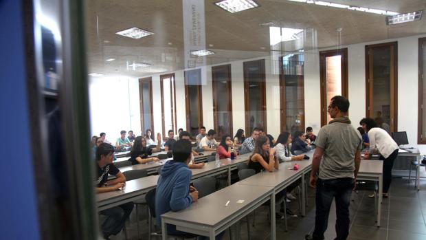 Estudiantes haciendo un examen de selectividad en una imagen de archivo