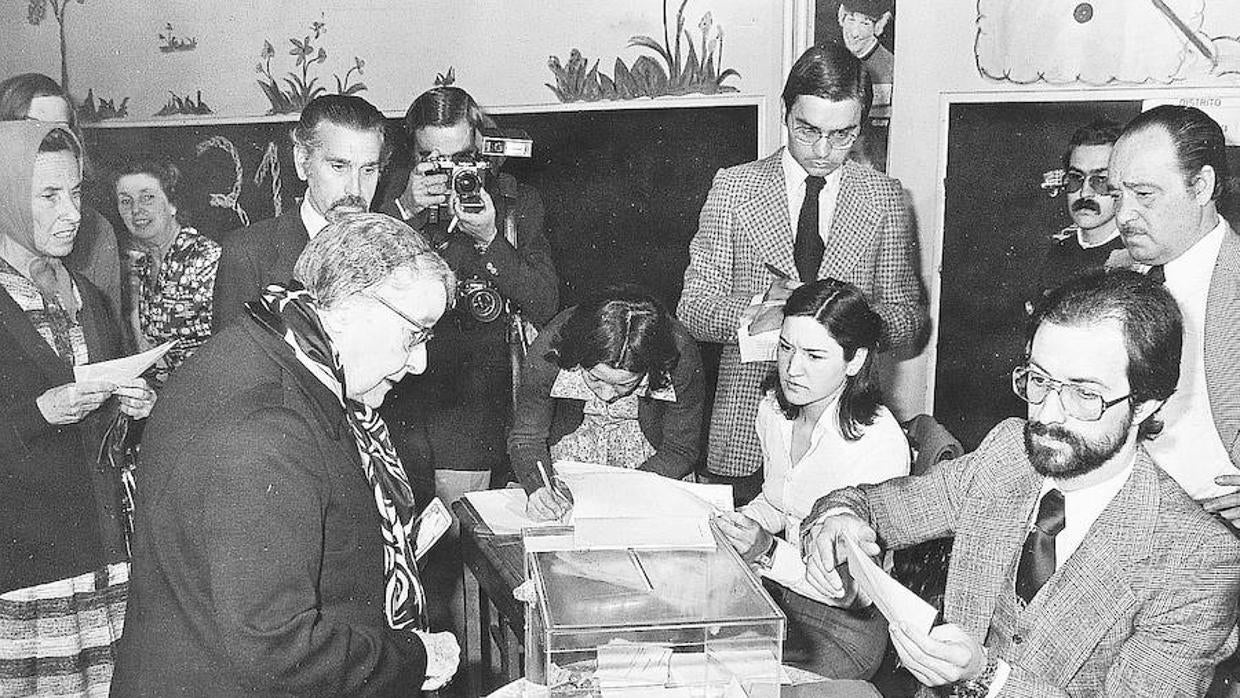 Una mujer mayor ejerciendo su derecho al voto en las elecciones de 1977