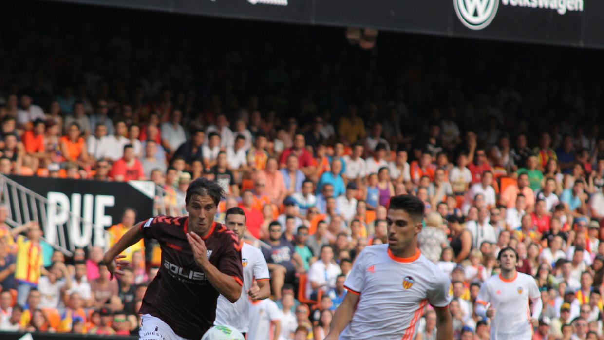 Eloy Gila, autor del gol del Albacete, pelea con un adversario