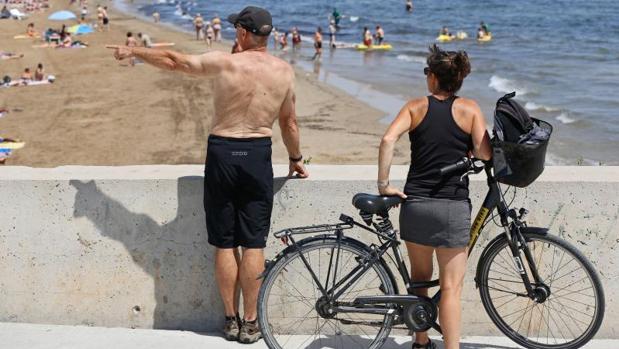 La playa de la Malvarrossa, en Valencia, llena de bañistas por el calor