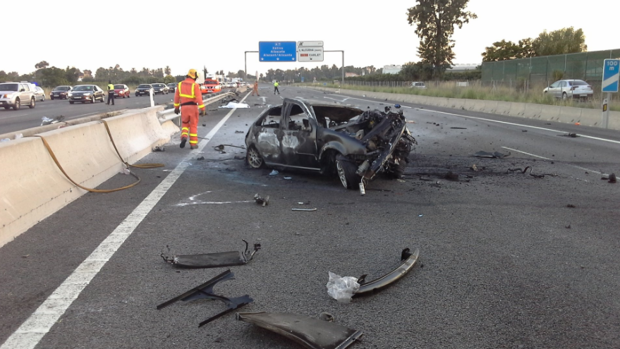 Dos muertos y dos heridos graves al estrellarse e incendiarse un coche en L'Alcúdia