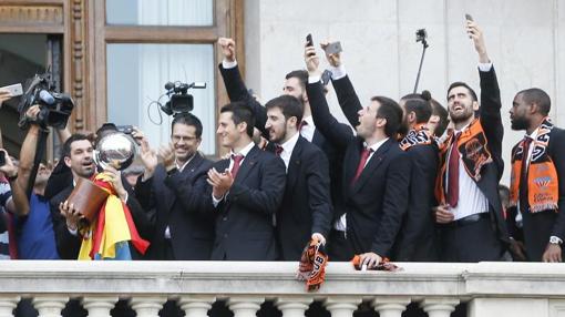 El equipo, en el balcón del Ayuntamiento de Valencia saludando