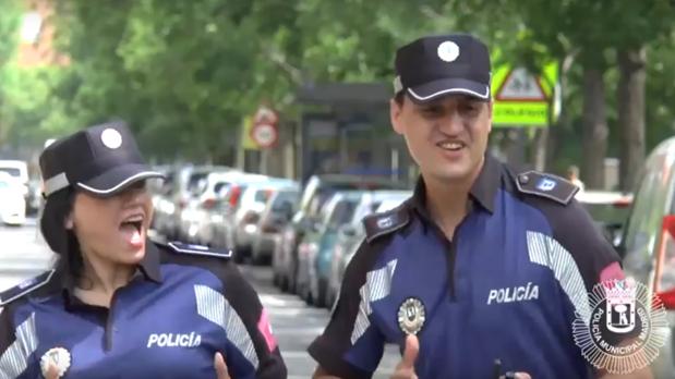 Secuencia del vídeo, con dos policías bailando