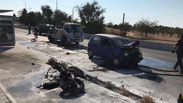 La moto calcinada y el coche con el que chocó