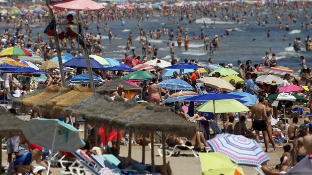 Playa de la Malvarrosa en Valencia llena este fin de semana por el calor