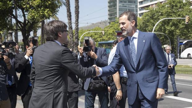 El Rey Felipe VI saluda a Carles Puigdemont en su último encuentro el pasado 23 de mayo