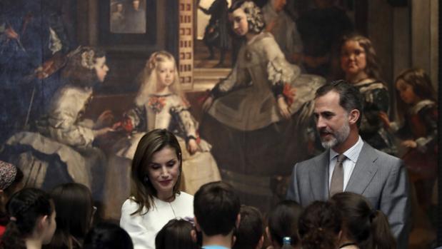 Los Reyes conversan con grupo de alumnos en el Prado