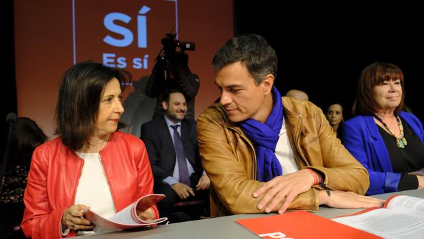 Margarita Robles y Pedro Sánchez