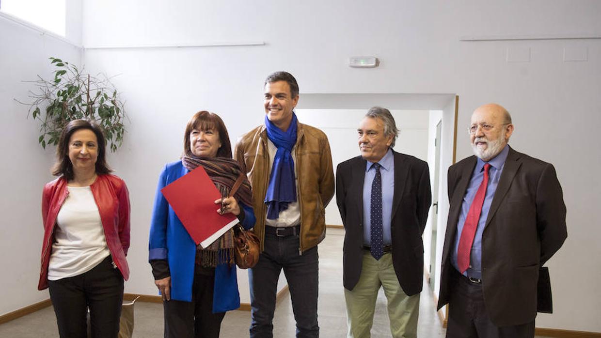 Margarita Robles (i), junto a Narbona, Sánchez, Escudero y Tezanos