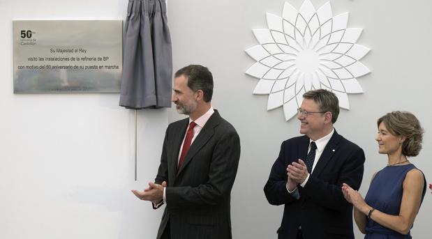 Imagen de Su Majestad con el presidente de la Generalitat y la ministra de Agricultura