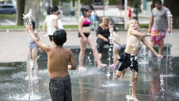 Niños combatiendo el calor con agua en Salamanca