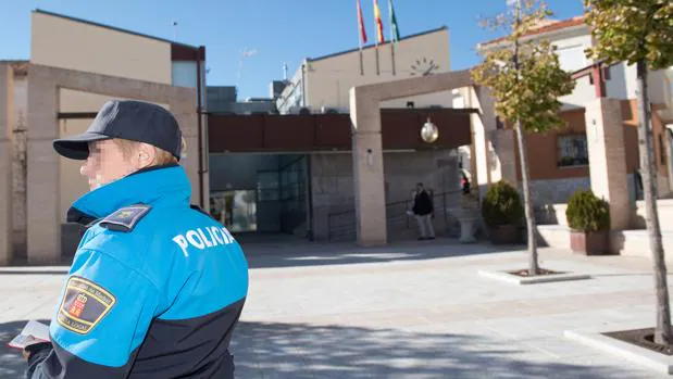 Un ayuntamiento respaldado por Podemos permite que haya solo un policía por turno para 4.100 vecinos