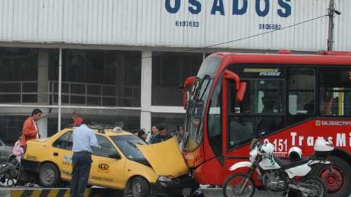 Colisión de un taxi con una metroguagua en Bogotá