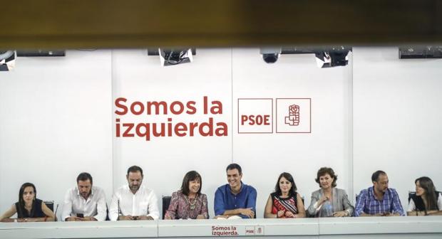 Parlon, la primera por la derecha, en la nueva ejecutiva del PSOE