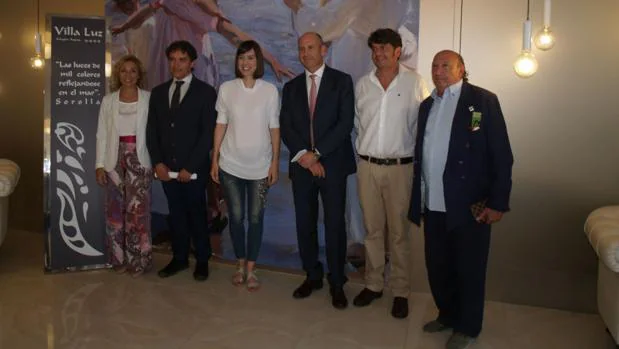 Autoridades, directivos del grupo hotelero y el diseñador Francis Montesinos, en la inauguración