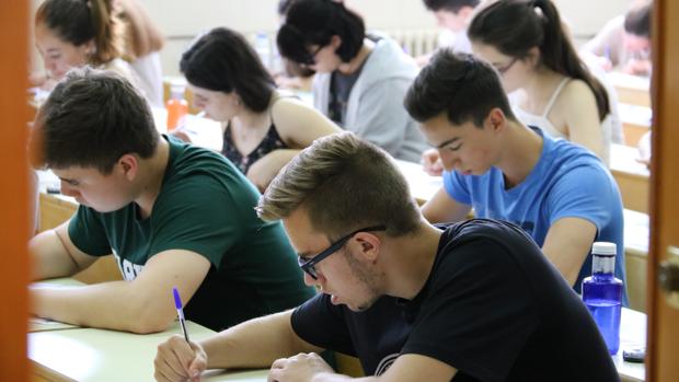 Varios estudiantes durante la prueba en una universidad de León