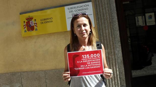 Carmen Córdoba entregó las firmas en la Subdelegación del Gobierno