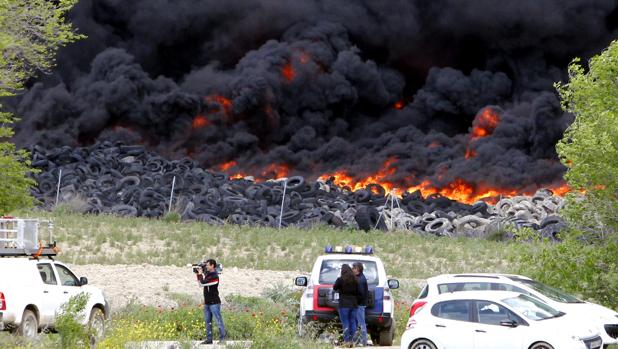 Neumáticos quemándose en el incendio de Seseña