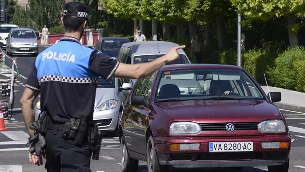 Un policía municipal regula el tráfico en Valladolid