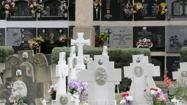 Nichoss y sepulturas en el cementerio de la capital turolense
