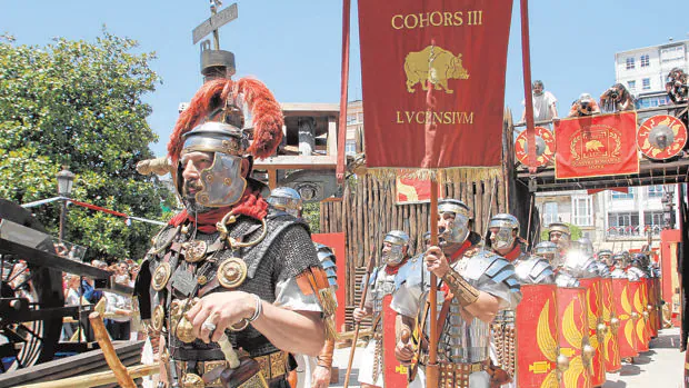 Uno de los desfiles enmarcados en las fiestas de Lugo