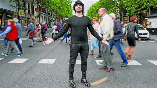 El artista, con su singular chistera, en un paso de la calle serrano, una de sus preferidas para ir de compras