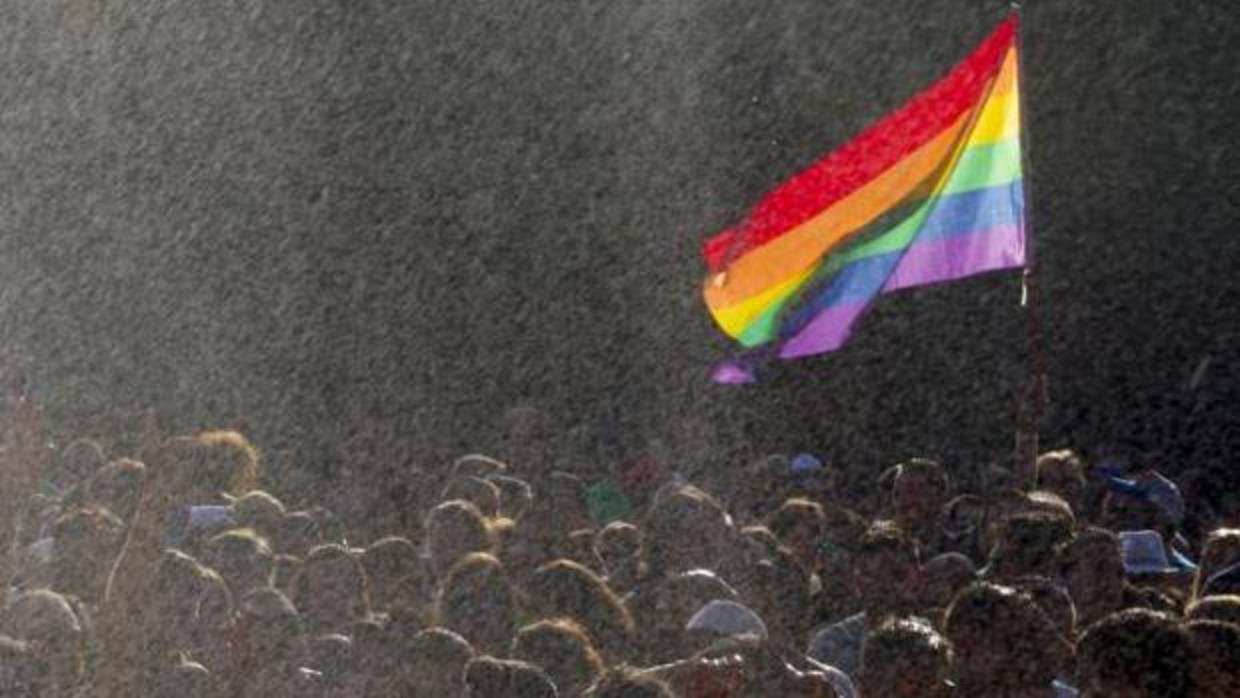 Una bandera ondea en la manifestación del Orgullo Gay de 2015 en Madrid