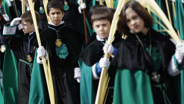 Niños, en una de las procesiones de Valladolid durante la Semana Santa