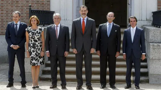 El Rey junto a Zapatero, Cospedal, Dastis, Lamo de Espinosa y Aznar