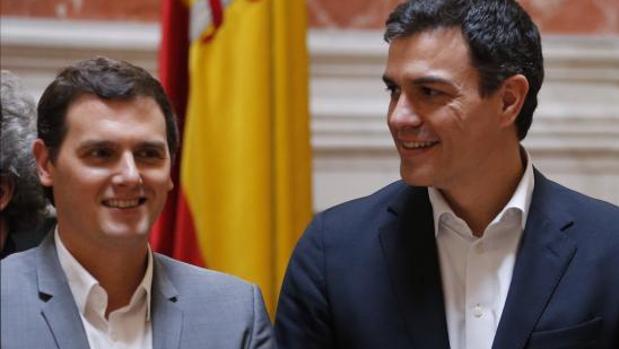 Fotografía de archivo de Albert Rivera y Pedro Sánchez en un acto en el Congreso de los Diputados