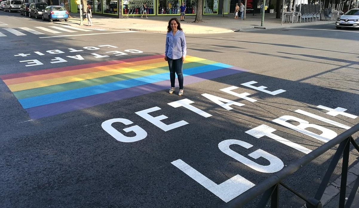 La alcaldesa de Getafe, Sara Hernández, en uno de los «pasos de cebra gay»