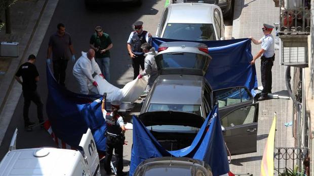 Los Mossos ayer al mediodía cuando encontraron el cadáver en el vehículo