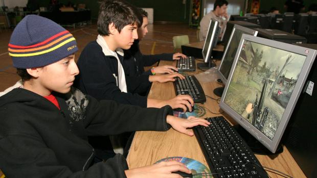 Varios niños juegan en un ordenador en una imagen de archivo