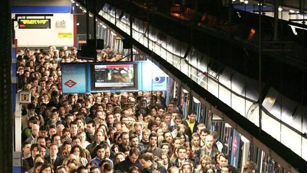 Una aglomeración en la estación de Metro de Sol