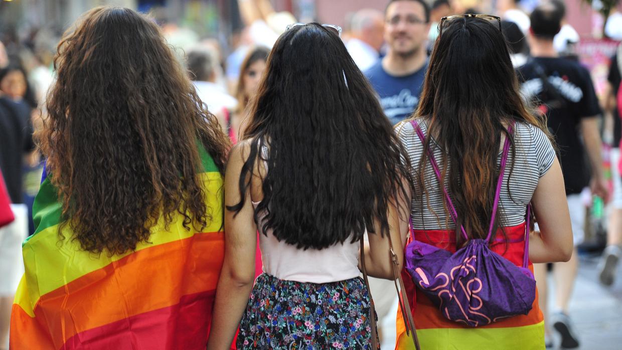 Tres chicas caminan ayer por el barrio de Chueca