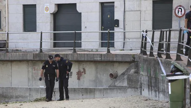 Dos agentes de la Policía Nacional, en la playa de Redondela donde se cometió el crimen
