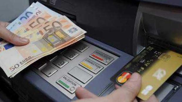 Le roban 2.700 euros por anotar en su tarjeta el número «PIN»
