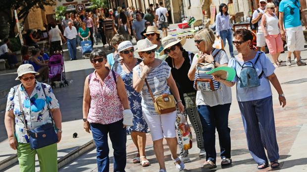 Imagen de un grupo de turistas en el centro de Valencia