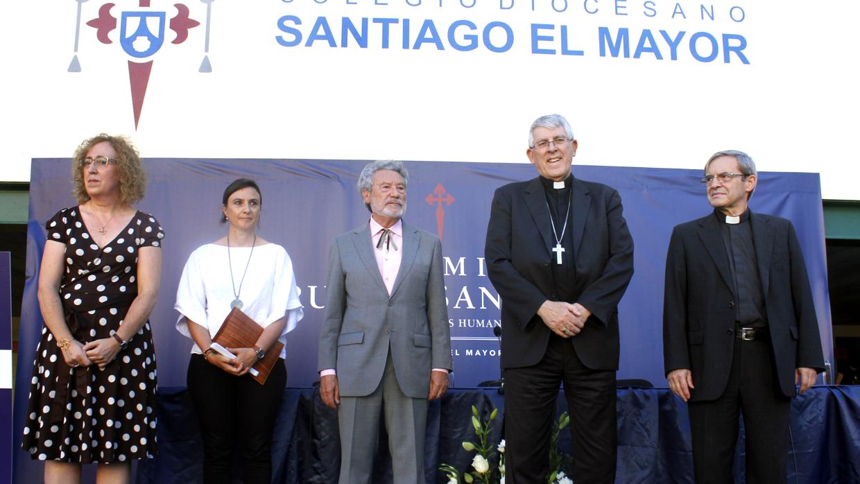 Luis del Val, con el arzobispo Braulio Rodríguez , el director del centro, Jesús Gómez-Gordo Consentino y las profesoras Teresa y Eva