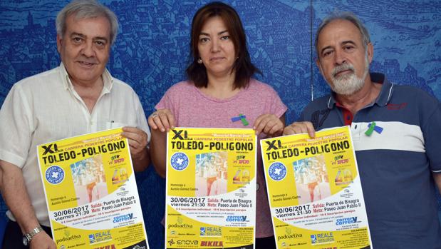 El concejal Pérez del Pino, con Sonia Méndez y de Víctor Villén, de la asociación de vecinos «El Tajo»