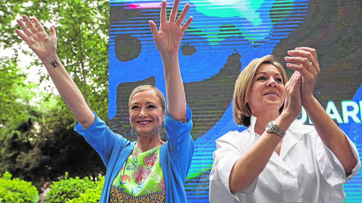 La presidenta del PP de Madrid, Cristina Cifuentes, y la secretaria general nacional, María Dolores de Cospedal, ayer, en un acto en Madrid