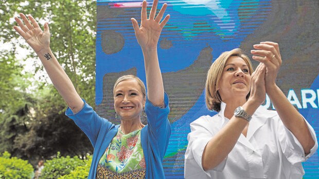 La presidenta del PP de Madrid, Cristina Cifuentes, y la secretaria general nacional, María Dolores de Cospedal, ayer, en un acto en Madrid