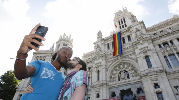 Una pareja se hace un selfie frente a la fachada del Ayuntamiento de Madrid