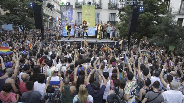 Cientos de personas se concentran en la plaza de Chueca por las fiestas del Orgullo Gay en Madrid