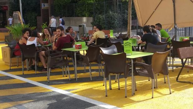 Varias personas en una de las terrazas sobre la zona semipeatonal de la calle de Galileo